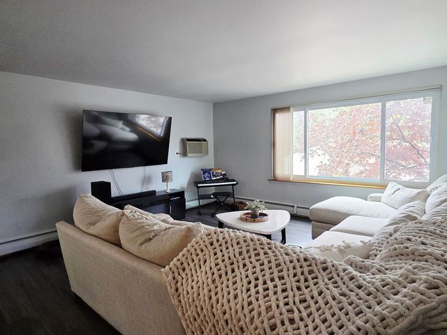 1217 S Old Wilke Road 201, Arlington Heights, IL 60005