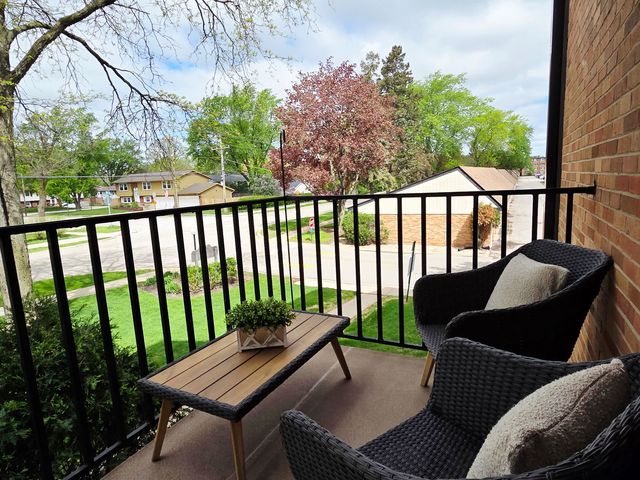 1217 S Old Wilke Road 201, Arlington Heights, IL 60005