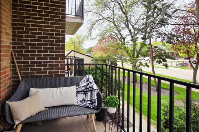 1217 S Old Wilke Road 201, Arlington Heights, IL 60005
