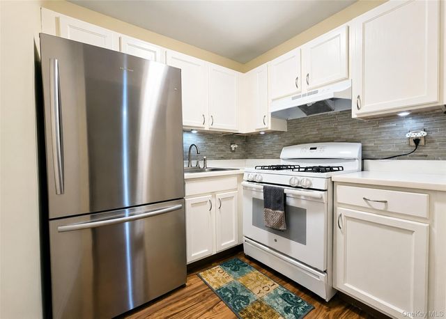 9 Navajo Court 9, Coram, NY 11727