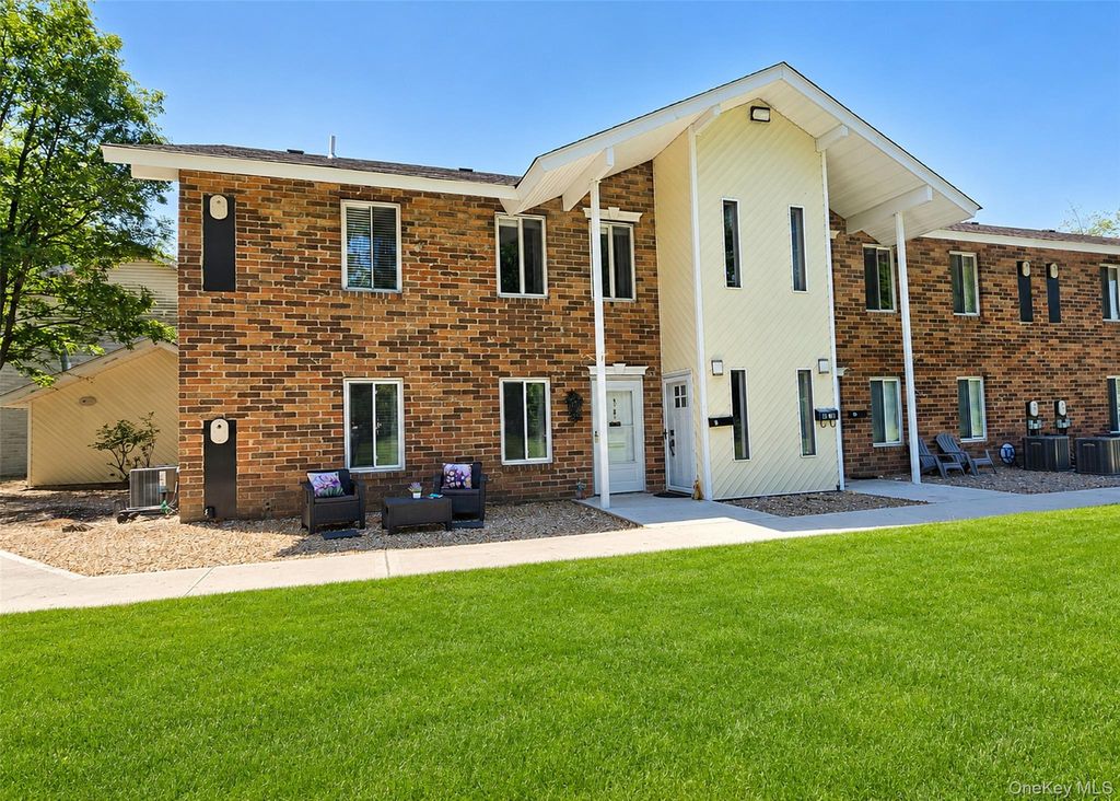 9 Navajo Court 9, Coram, NY 11727