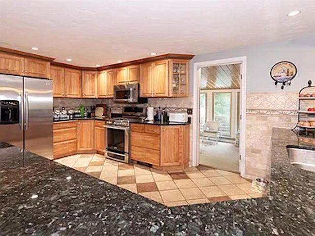 25 Hickory Road, Hampstead, NH 03841