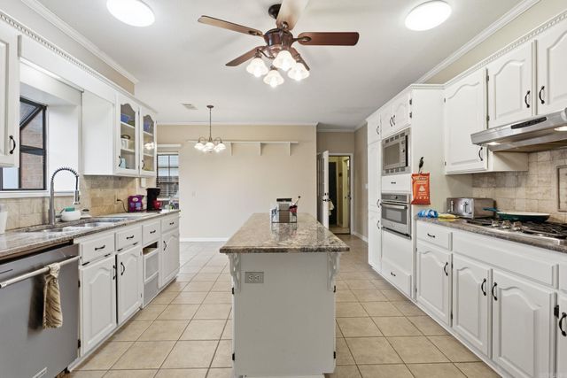 208 Summerfield Dr., Bryant, AR 72022