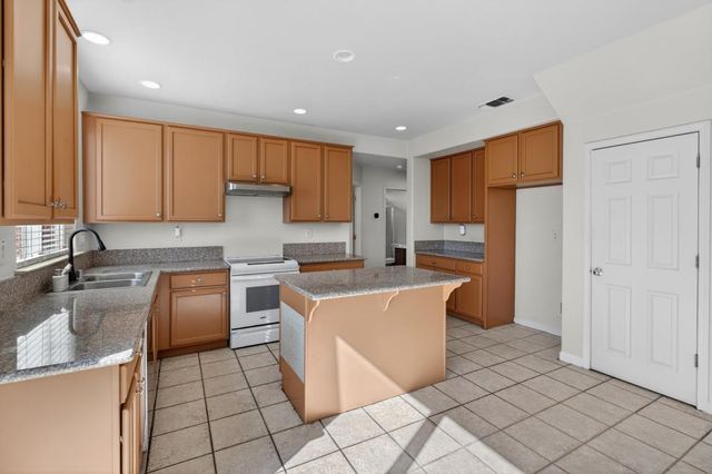 8788 Tiogawoods Dr, Sacramento, CA 95828