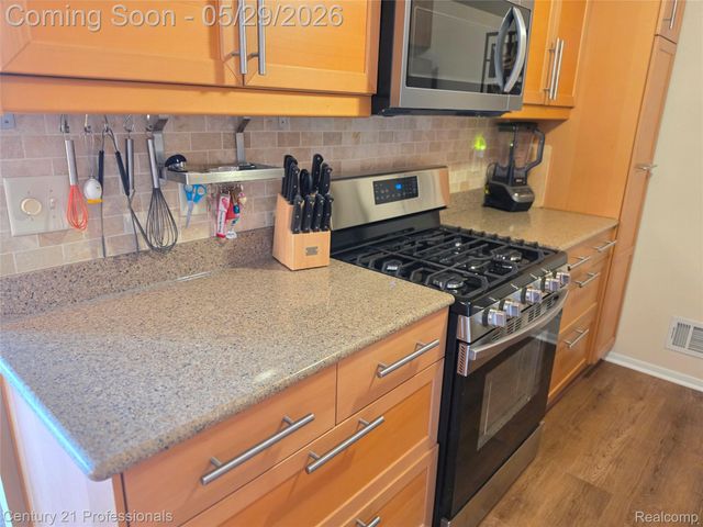 40318 Newport Drive, Plymouth Charter Township, MI 48170