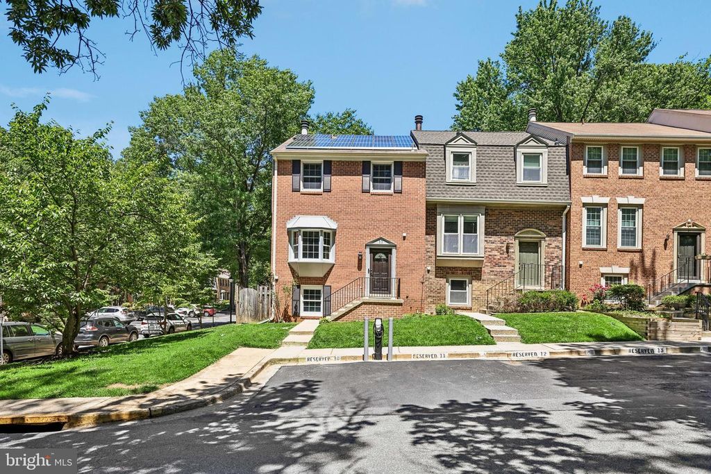 Image 1 of property listing at 17 APPLESEED LN, Gaithersburg, MD 20878