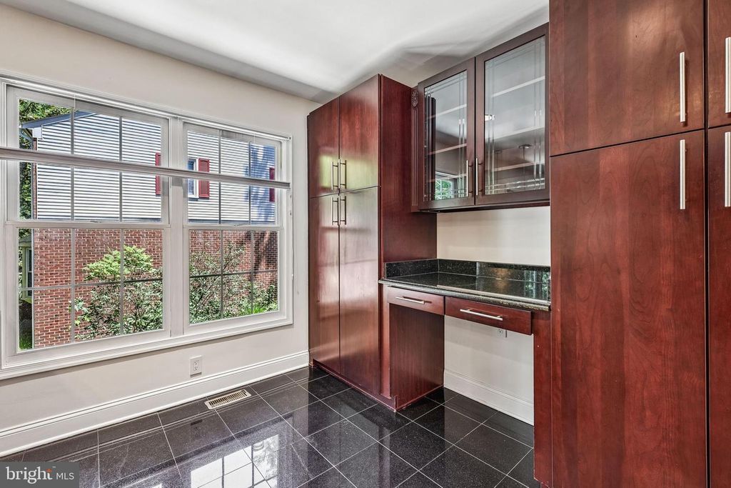 Image 6 of property listing at 17 APPLESEED LN, Gaithersburg, MD 20878