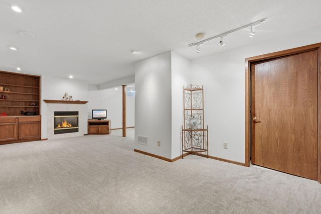 9445 Hillingdon Road, Woodbury, MN 55125