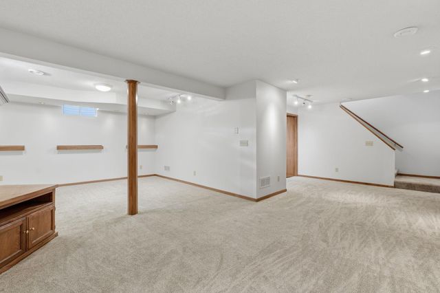 9445 Hillingdon Road, Woodbury, MN 55125