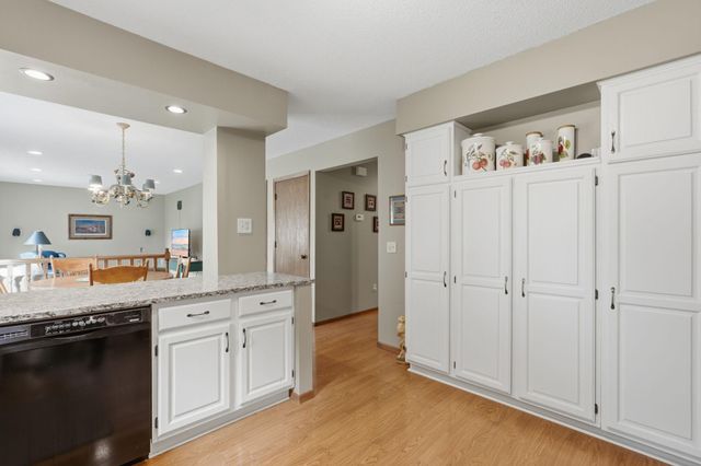 9445 Hillingdon Road, Woodbury, MN 55125