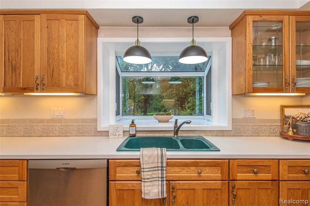 24567 Westmoreland Drive, Farmington, MI 48336
