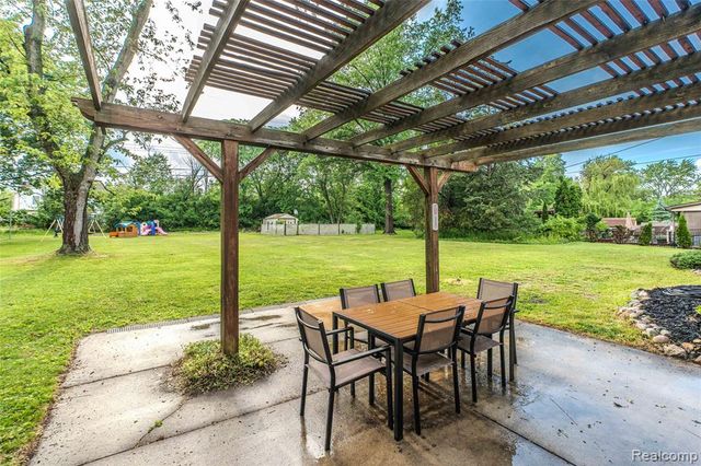 24567 Westmoreland Drive, Farmington, MI 48336
