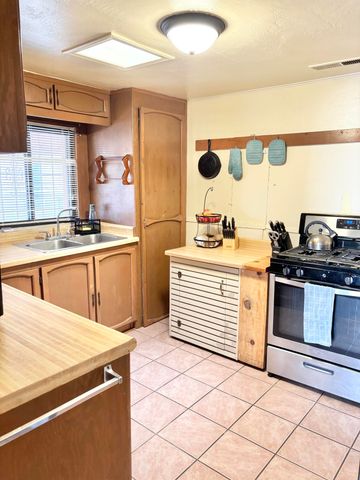 2820 W 8th Street NW, Albuquerque, NM 87107