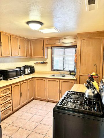 2820 W 8th Street NW, Albuquerque, NM 87107