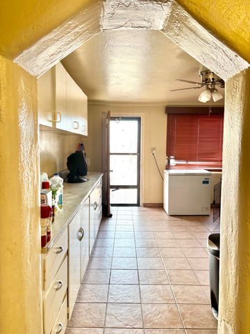 2820 W 8th Street NW, Albuquerque, NM 87107