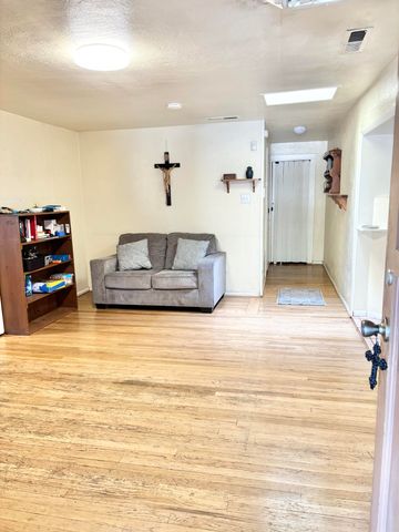 2820 W 8th Street NW, Albuquerque, NM 87107