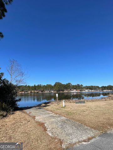 1120 Lakeview Drive, Blackshear, GA 31516