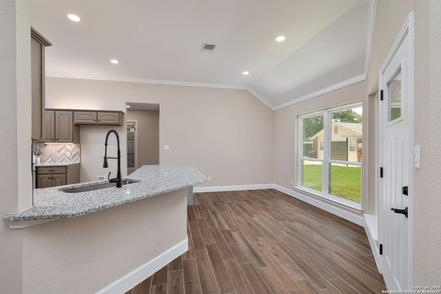 124 County Road 4712, Castroville, TX 78009