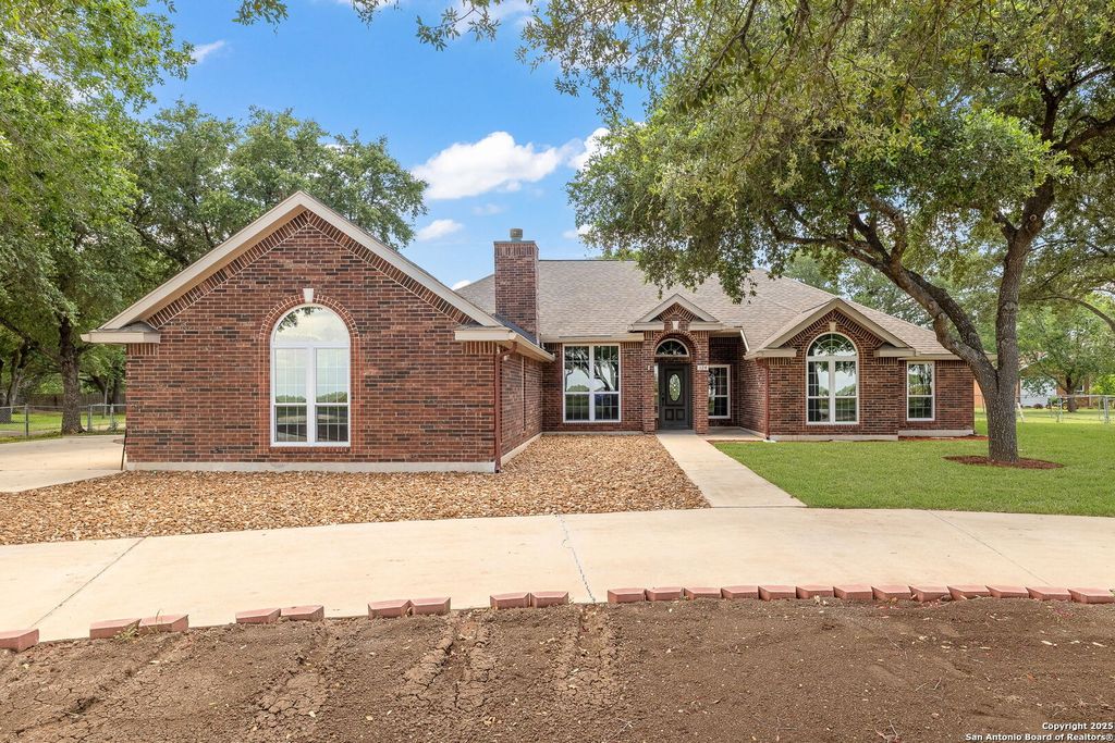 124 County Road 4712, Castroville, TX 78009