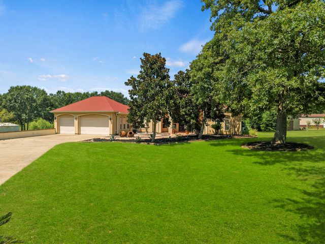 3124 Willow Oak Lane, Sealy, TX 77474