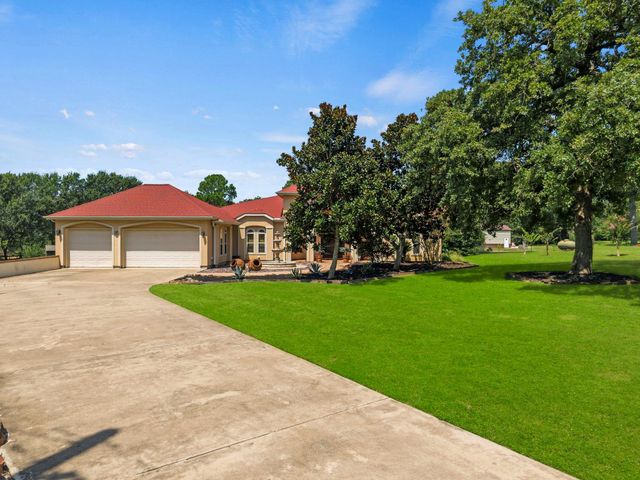 3124 Willow Oak Lane, Sealy, TX 77474