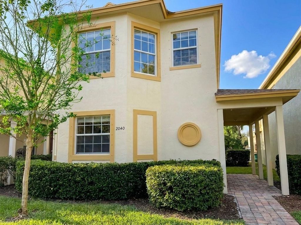 Image 11 of property listing at 2040 SE Avon Park Dr, Port St. Lucie, FL 34952