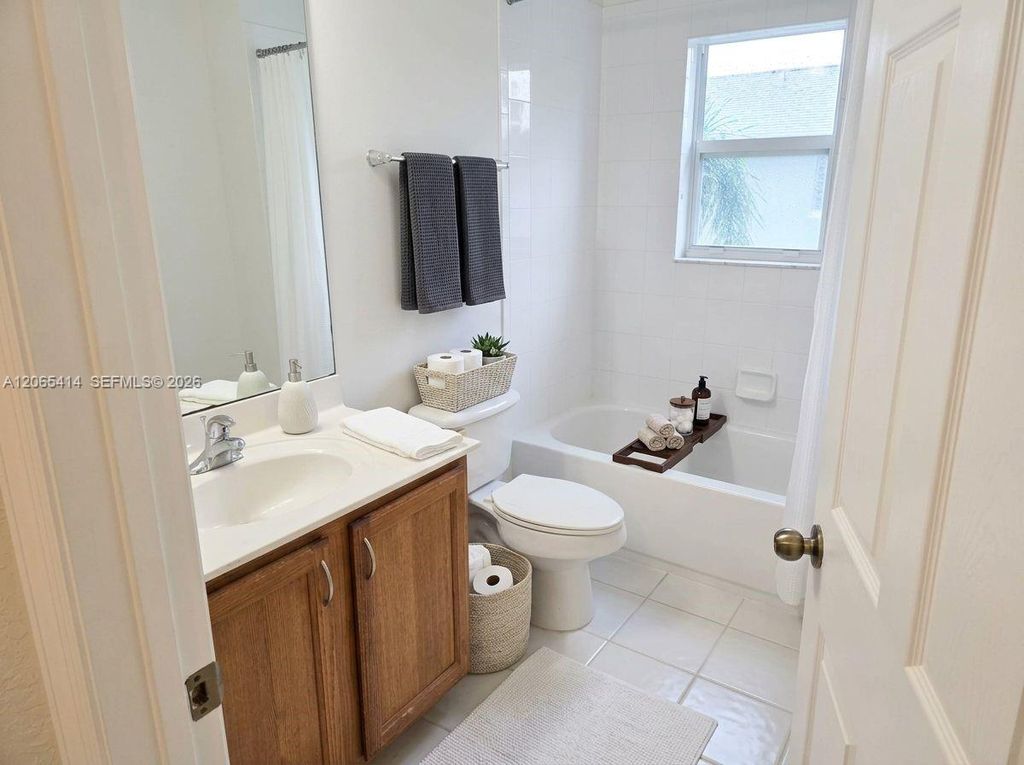 Image 9 of property listing at 2040 SE Avon Park Dr, Port St. Lucie, FL 34952