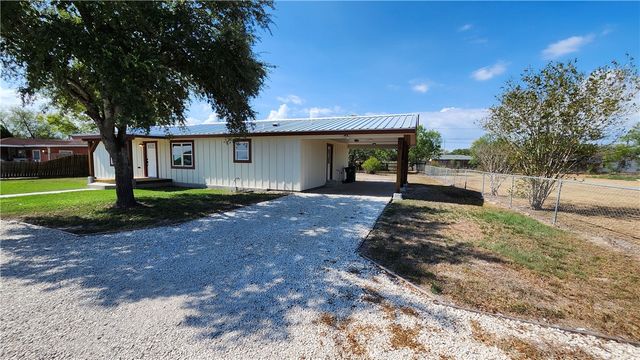 305 E Soyars Ave, Orange Grove, TX 78372