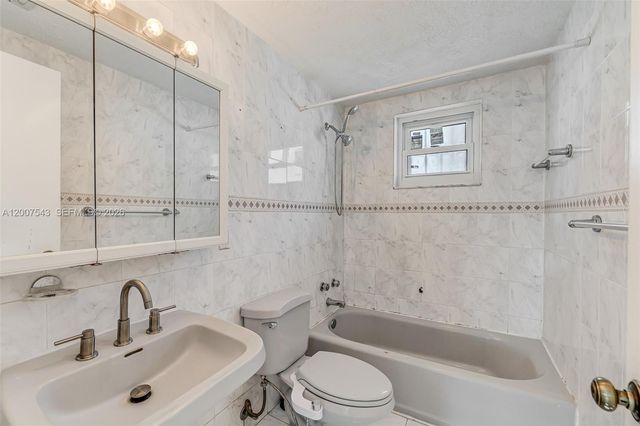 9610 SW 16th St, Miami, FL 33165