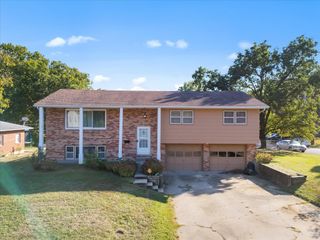 2700 SQUIRE CIR, Columbia, MO 65202