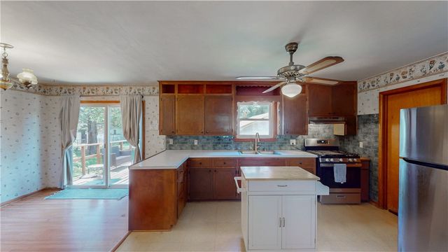 906 S Elm Street, Siloam Springs, AR 72761