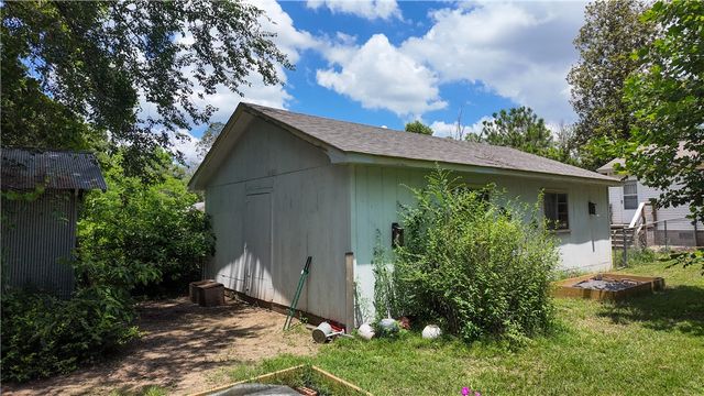 906 S Elm Street, Siloam Springs, AR 72761