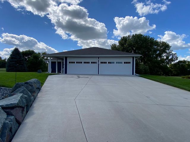 1740 Bay Oaks Drive, Albert Lea, MN 56007