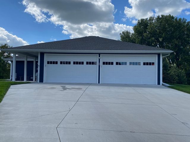 1740 Bay Oaks Drive, Albert Lea, MN 56007