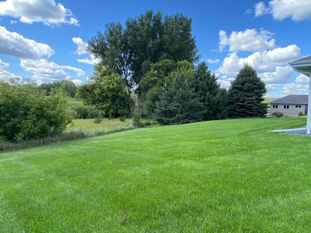 1740 Bay Oaks Drive, Albert Lea, MN 56007