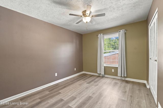 3008 Treeview Ct, Louisville, KY 40214