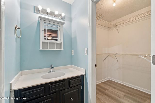 3008 Treeview Ct, Louisville, KY 40214