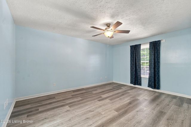 3008 Treeview Ct, Louisville, KY 40214
