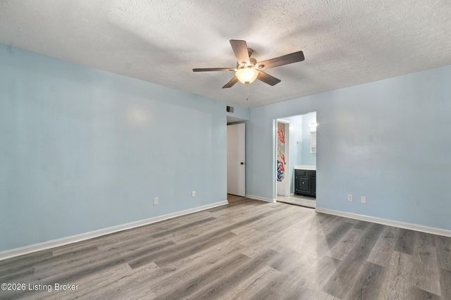 3008 Treeview Ct, Louisville, KY 40214