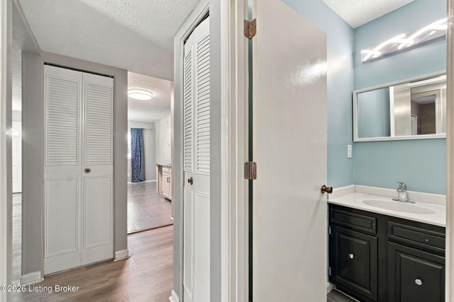 3008 Treeview Ct, Louisville, KY 40214