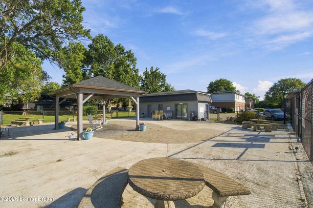 3008 Treeview Ct, Louisville, KY 40214