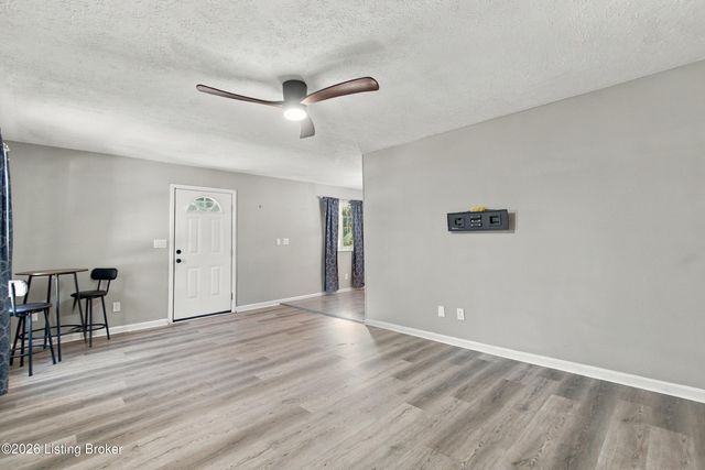 3008 Treeview Ct, Louisville, KY 40214