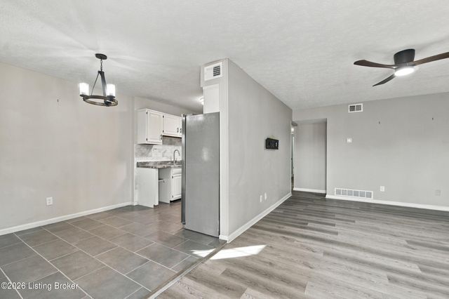 3008 Treeview Ct, Louisville, KY 40214