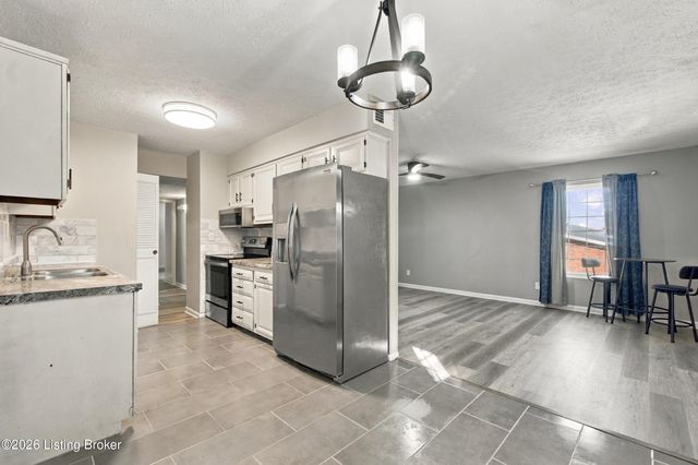 3008 Treeview Ct, Louisville, KY 40214