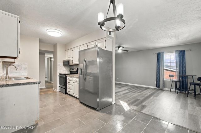 3008 Treeview Ct, Louisville, KY 40214
