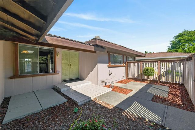 7394 Farm Dale Way, Sacramento, CA 95831