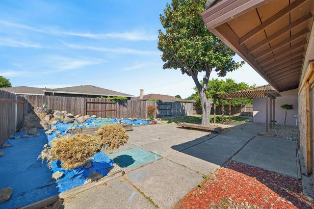 7394 Farm Dale Way, Sacramento, CA 95831