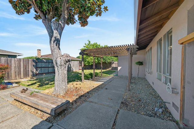 7394 Farm Dale Way, Sacramento, CA 95831