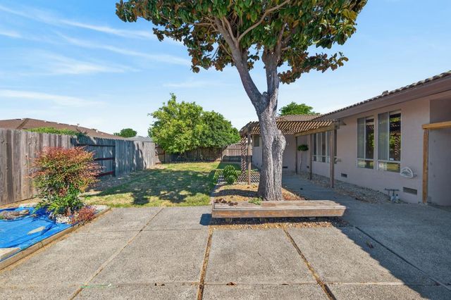 7394 Farm Dale Way, Sacramento, CA 95831
