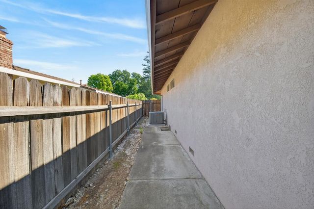 7394 Farm Dale Way, Sacramento, CA 95831